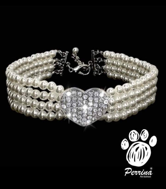 Collar Triple de Perlas con Corazón de Pedrería