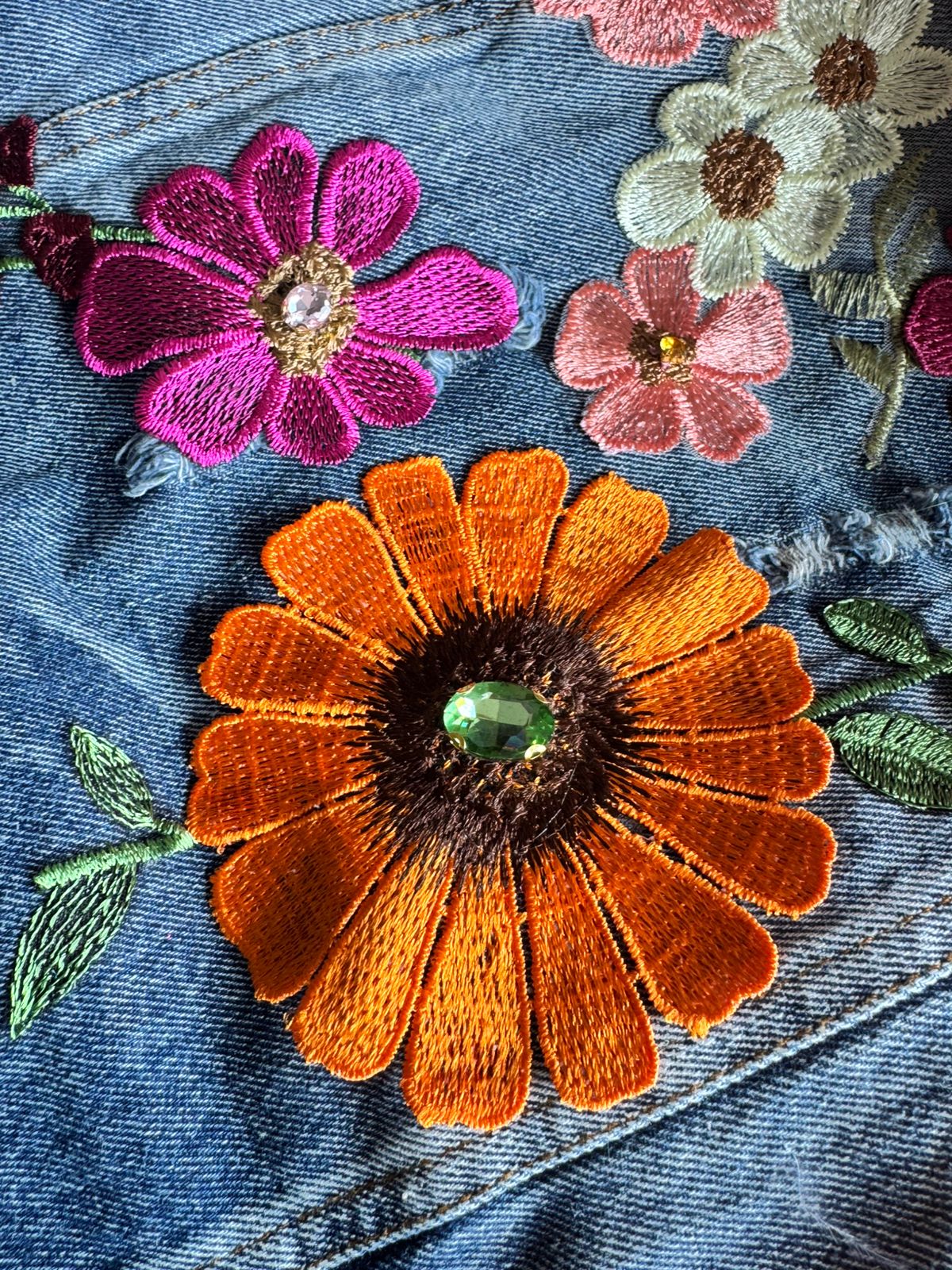 PERRINA chaleco denim de diferentes flores bordadas para perros, razas chicas medianas y grandes