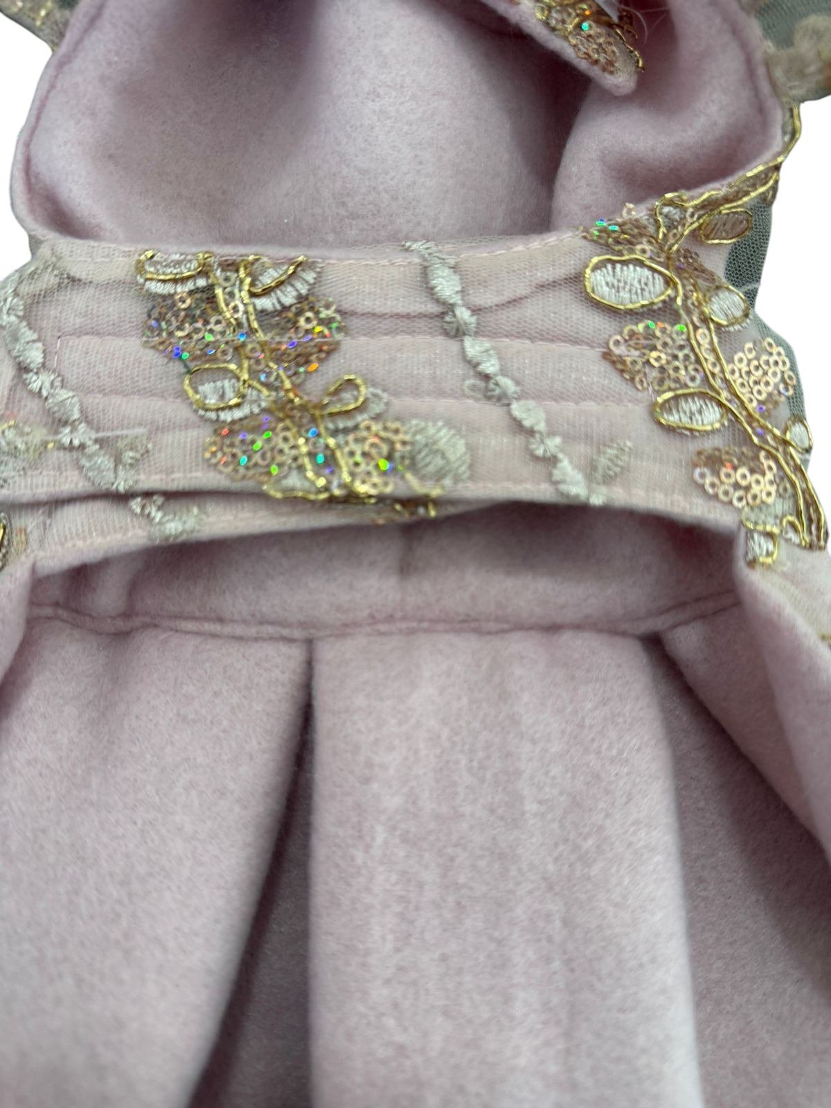 PERRINA vestido con detalles dorados bordados